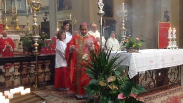 Monsignor Delpini durante la celebrazione della messa nella parrocchia di San Giorgio a Jerago (foto di ChiesadiMilano.it)