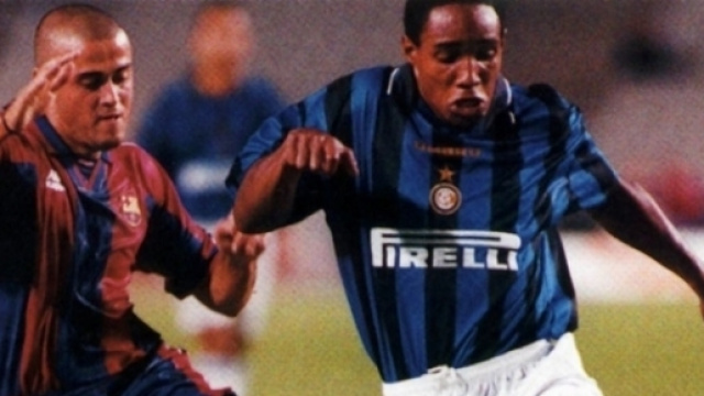 Paul Ince contrastato da Luis Enrique in Barcellona-Inter del 1996, finale del trofeo 'Gamper'