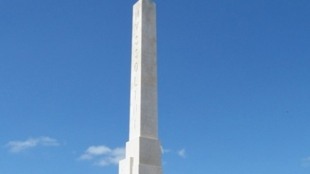 Un'immagine della colonna inneggiante a Mussolini e al fascismo situata al Foro Italico