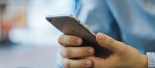 Apple may sell a separate wireless charging accessory for iPhone 8/Photo via Hamza Butt, Flickr