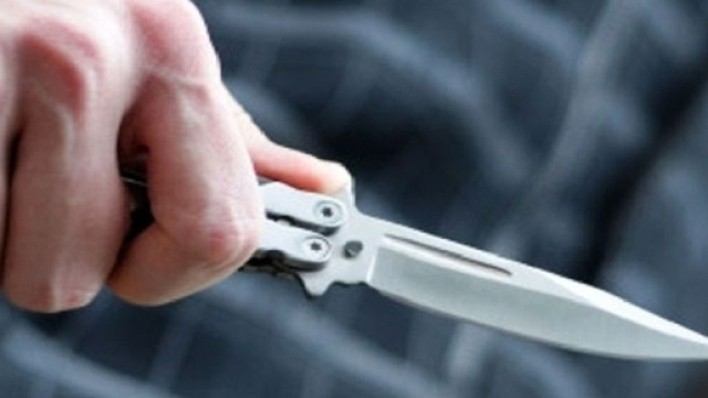 Aveva un coltellino nella borsetta la donna sorpresa da un marito a letto con sua moglie e l'ha accoltellato