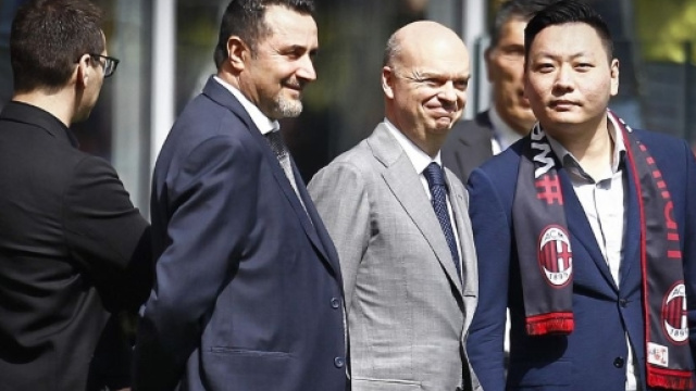 Dalla sinistra i dirigenti Mirabelli, Fassone e il presidente del Milan Yonghong Li