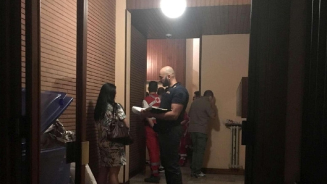 La polizia ascolta i vicini di casa nel palazo dove sono state trovate madre e figlia uccise con molte coltellate. Foto: tgcom.24.