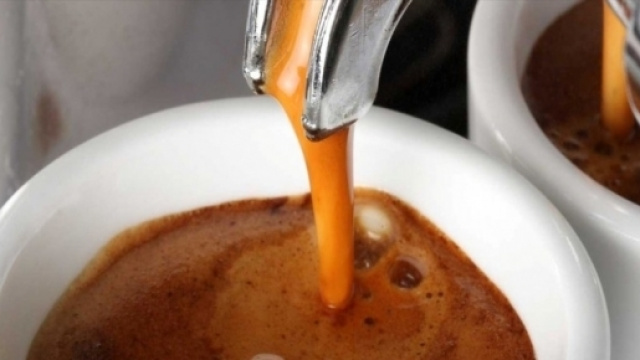 Lo studio condotto su un campione anche di italiani: il caff&egrave; allunga la vita.