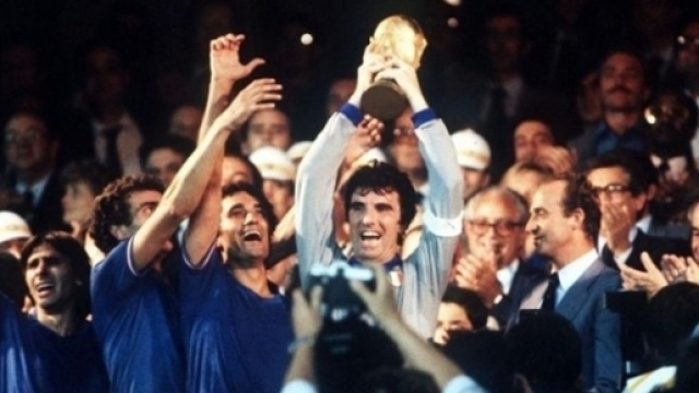 Madrid, 11 luglio 1982: Dino Zoff leva al cielo la Coppa del Mondo