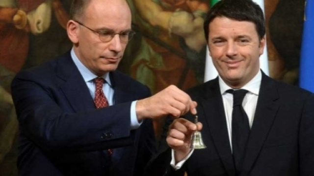 Enrico Letta e Matteo Renzi scambiano la campanella