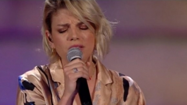 Gossip, Emma Marrone: critiche per l'omaggio in tv e voci di flirt con un collega.