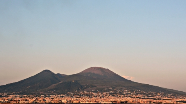 Il Vesuvio visto dal mare. Fonte pagina di Wikipedia.