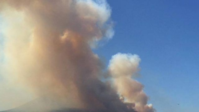Incendi sul Vesuvio, tutti dolosi. La rabbia dei residenti napoletani.