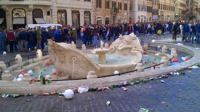 ROMA FA SCHIFO: La Barcaccia come non l'avete mai vista. Piazza di ... - romafaschifo.com