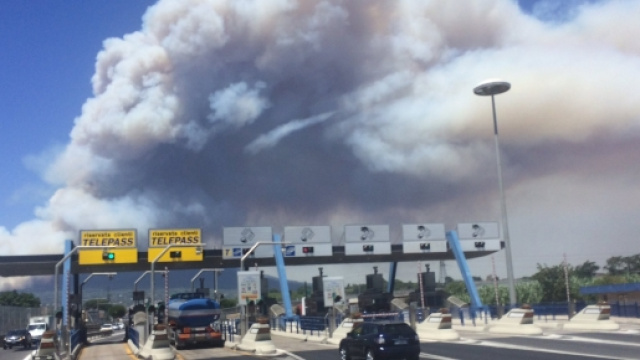 Vesuvio in fiamme: la scena choc vista dai caselli