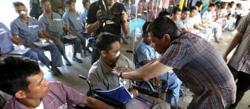 Philippine President Rodrigo Duterte visiting wounded soldiers (Presidential Communications Operations Office photo).