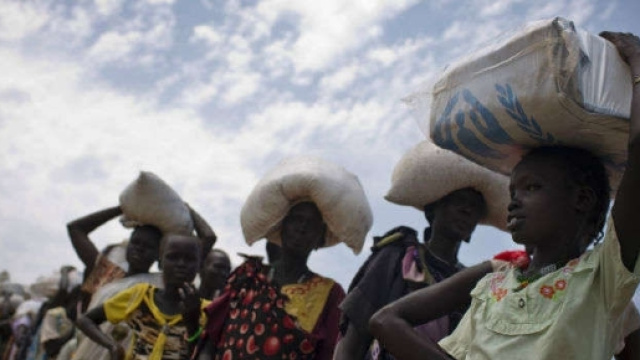 Donne in coda per ricevere aiuti alimentari del Programma alimentare mondiale a Bentiu nel 2016 in Sud Sudan (Fonte:Kate Holt/UNICEF via AP)