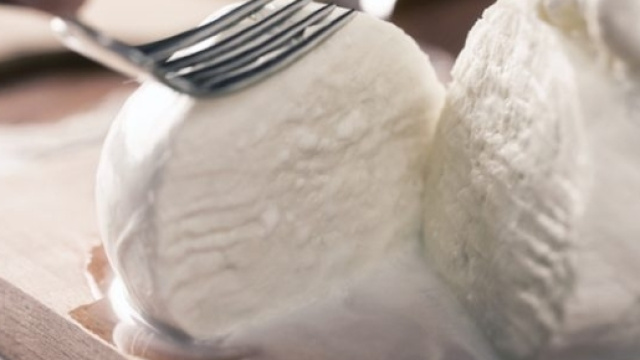 Presentata proposta per consentire congelamento della mozzarella di bufala.