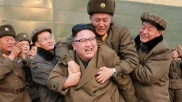 Kim Jong-un festeggia il suo nuovo missile intercontinentale.