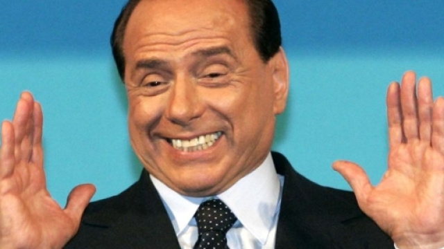 Luigi Berlusconi bacia un uomo: come ha reagito pap&agrave; Silvio