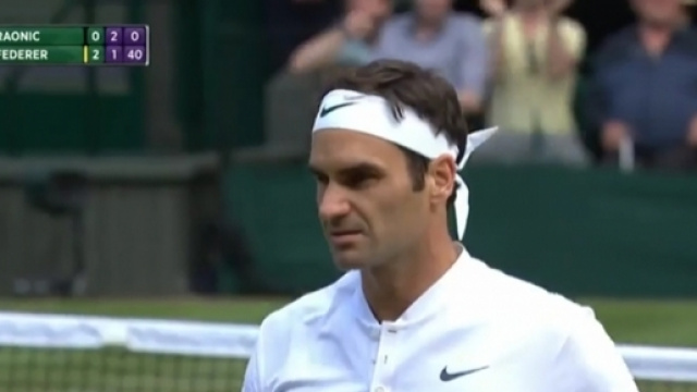 Roger Federer impegnato a Wimbledon