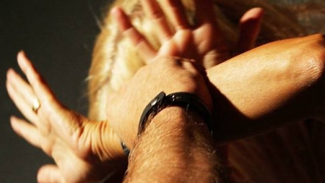 Stalking al quadrato: perseguitava e minacciava di morte sia la moglie che l'amante colpevoli di averlo lasciato entrambe.