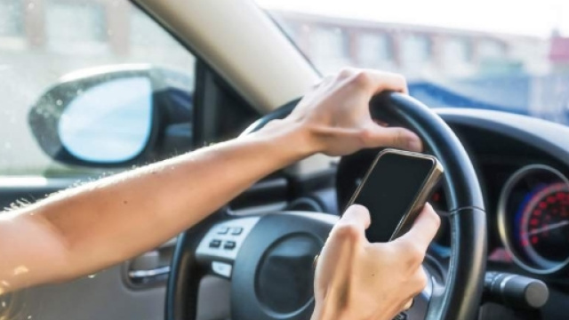 Telefono al volante: in arrivo inasprimento sanzioni dalle modifiche al Codice della Strada