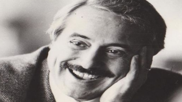 Uccello decapitato trovato davanti alla scuola Giovanni Falcone a Palermo