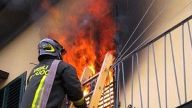 Un cellulare surriscaldato ha provocato un incendio su una palazzina