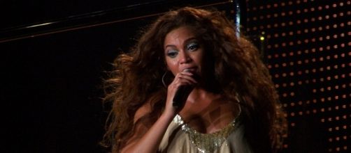 Beyonce's photo with her twins had her clad in similar loose clothes, with a veil. / from 'Wikimedia Commons'