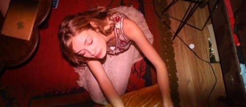 De Alex Turner para Alexandra Savior: conhe&ccedil;a a protegida do l&iacute;der ... - com.br