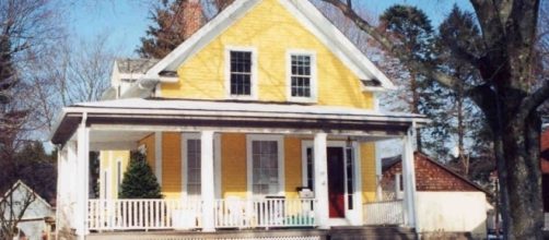 Gable Front House with porch by author Marcbela via Wikimedia Commons
