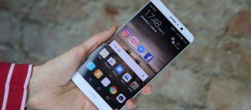 Huawei Mate 10 could feature bezel-less design / Photo via Andri Koolme, Flickr