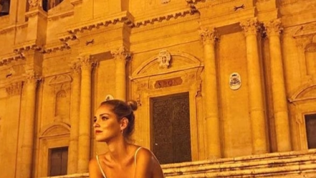 Chiara Ferragni seduta sulla scalinata della Cattedrale di Noto