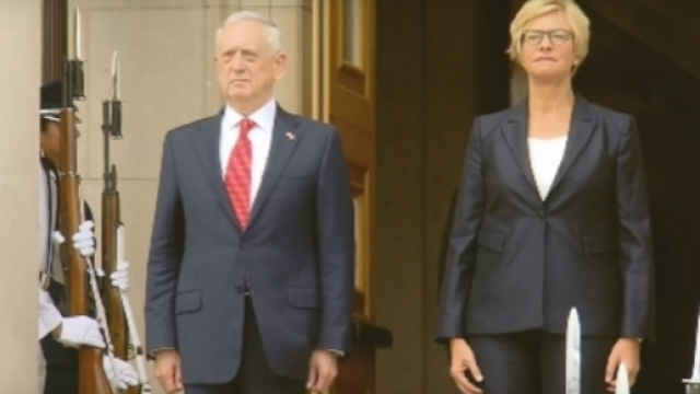 Il capo del Pentagono, James Mattis, e la ministra della Difesa, Roberta Pinotti