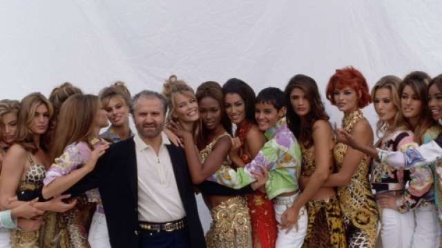 Gianni Versace con le sue modelle che trasform&ograve; in star. A 20 anni dalla sua morte, Naomi Campbell gli ha reso omaggio. Foto: Vogue.