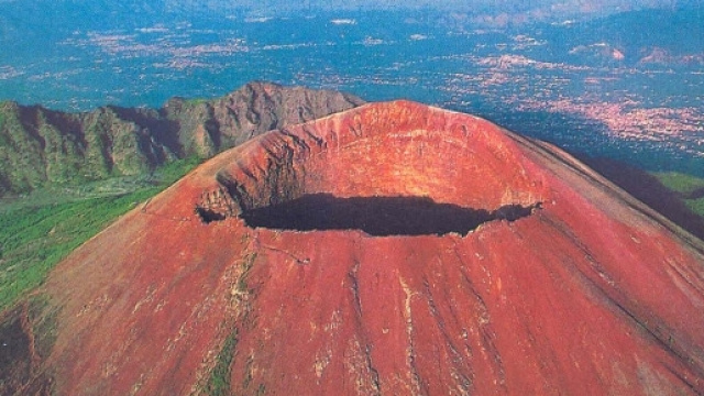 Il cratere del Vesuvio visto dall'alto.