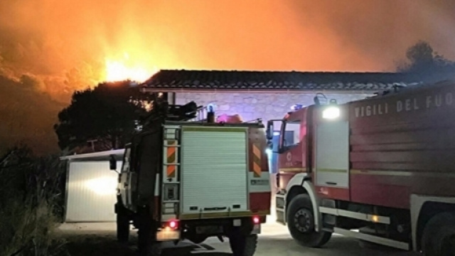 Intervento dei vigili del fuoco durante un incendio (vigilfuoco.it)