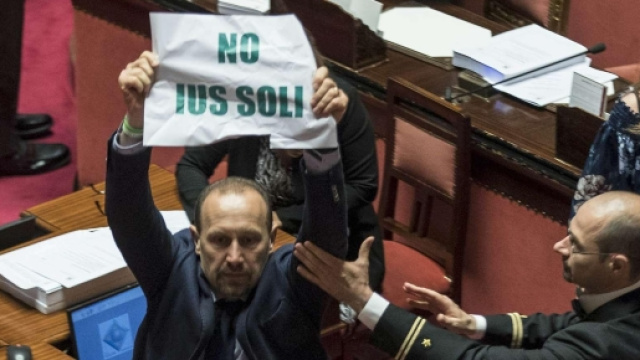 Proteste della Lega al Senato sullo Ius soli