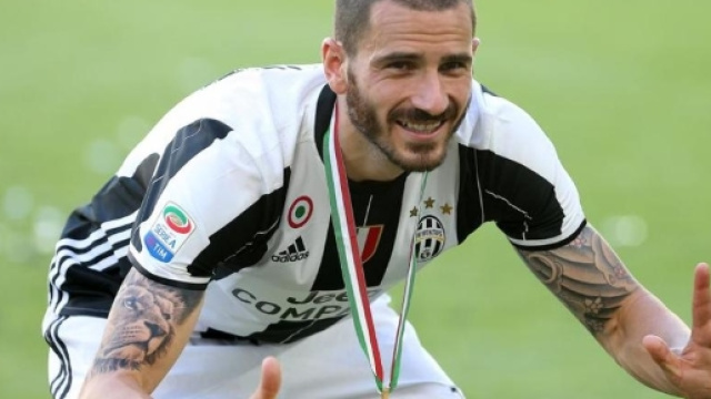 Toni Kroos con i soldi di Bonucci