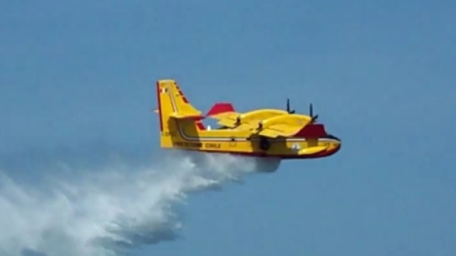 Un Canadair in azione durante un incendio