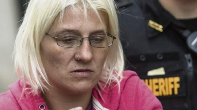 Una donna oltre a prostituirsi, vendeva la figlia ai pedofili: una storia orrenda successa in Usa.