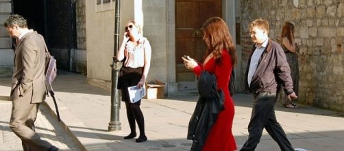 Sexting while walking (credit &ndash; Duncan Harris &ndash; wikimediacommons)