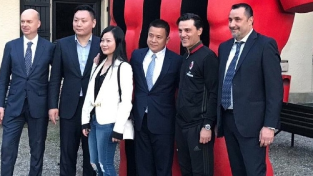 Foto di gruppo per la dirigenza del Milan con l'allenatore Vincenzo Montella