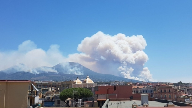 I roghi sul Vesuvio, foto scattata l'11 luglio scorso