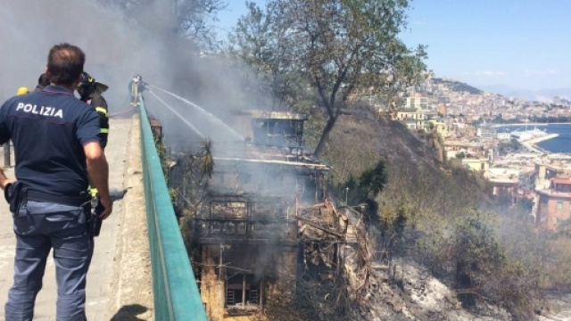 Napoli e la Campania: continua l'emergenza incendi - corriere.it