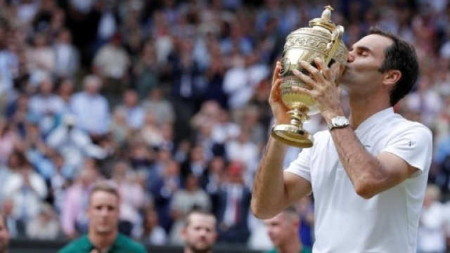 Roger Federer bacia per l'ottava volta il trofeo di Wimbledon.