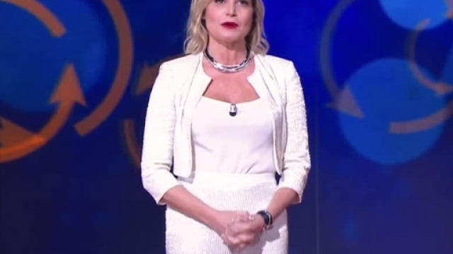 Video Selfie: I ringraziamenti di Simona Ventura - CLIP | MEDIASET ... - mediaset.it