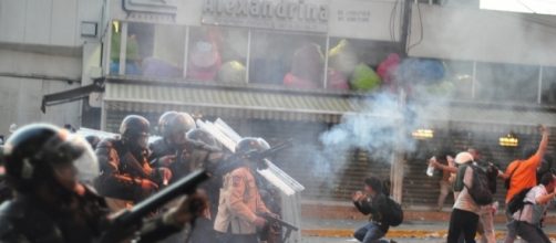 Tear gas used on student protesters in Altamira, Caracas. Source: Andr&eacute;s E. Azp&uacute;rua via Wikimedia Commons
