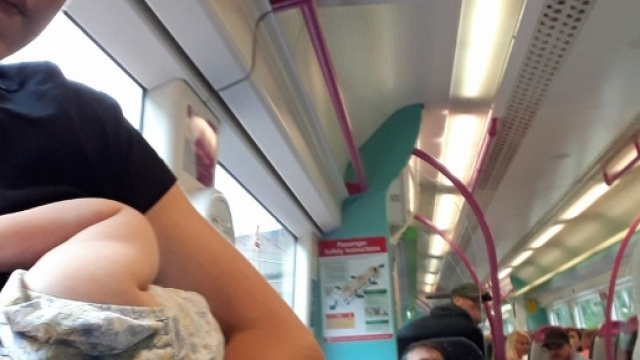Il selfie pubblicato su Facebook da Bryony Esther, una mamma inglese costretta ad allattare in piedi su un treno.