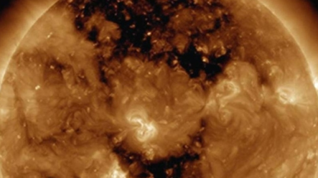 Il Sole &ldquo;sbuffa&rdquo; e c'&egrave; rischio di una tempesta geomagnetica - La ... - lastampa.it