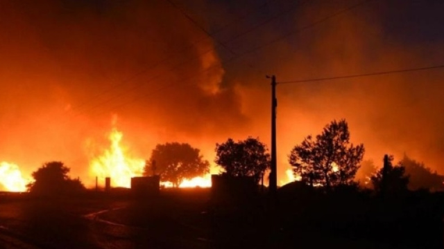 Incendies : Marseille menac&eacute;e par le feu dans ses quartiers nord