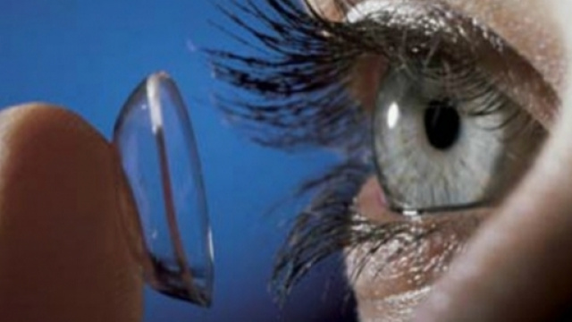 Operata con 27 lenti a contatto nell'occhio.