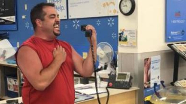 Uomo che canta l'inno nazionale al supermercato